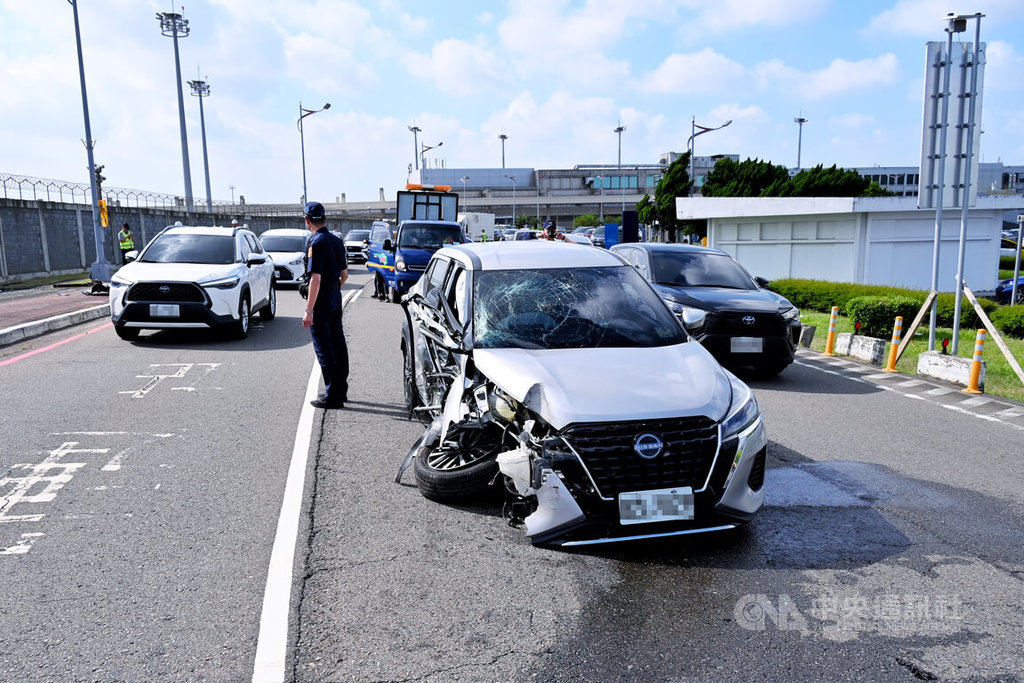 桃機一號停車場外轎車自撞