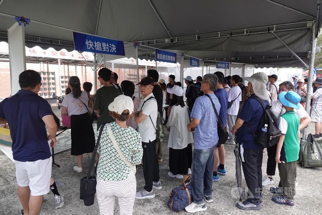 民眾排隊等候空氣軟槍體驗射擊