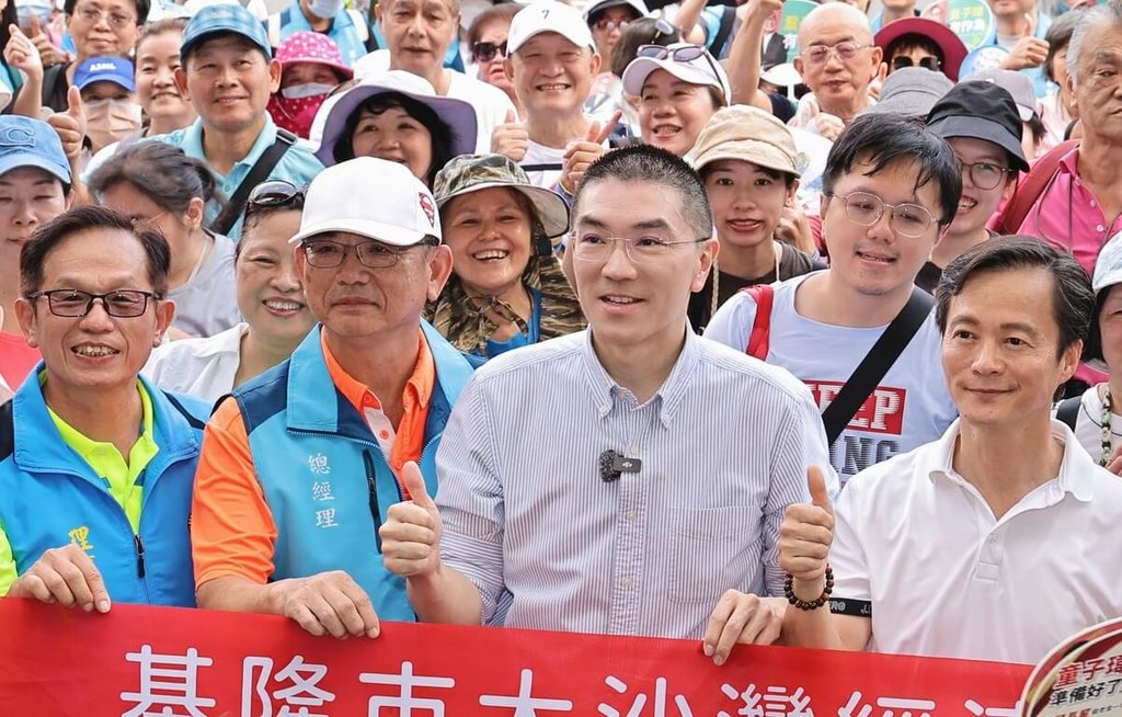 謝國樑出席健走活動　提普發長者6500元