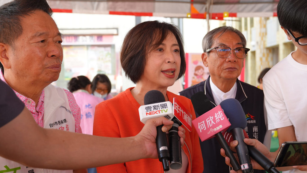 何欣純出席親子活動　回應政策問題