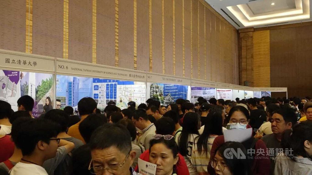 印尼台灣高教展登場 首站雅加達吸引萬人參觀