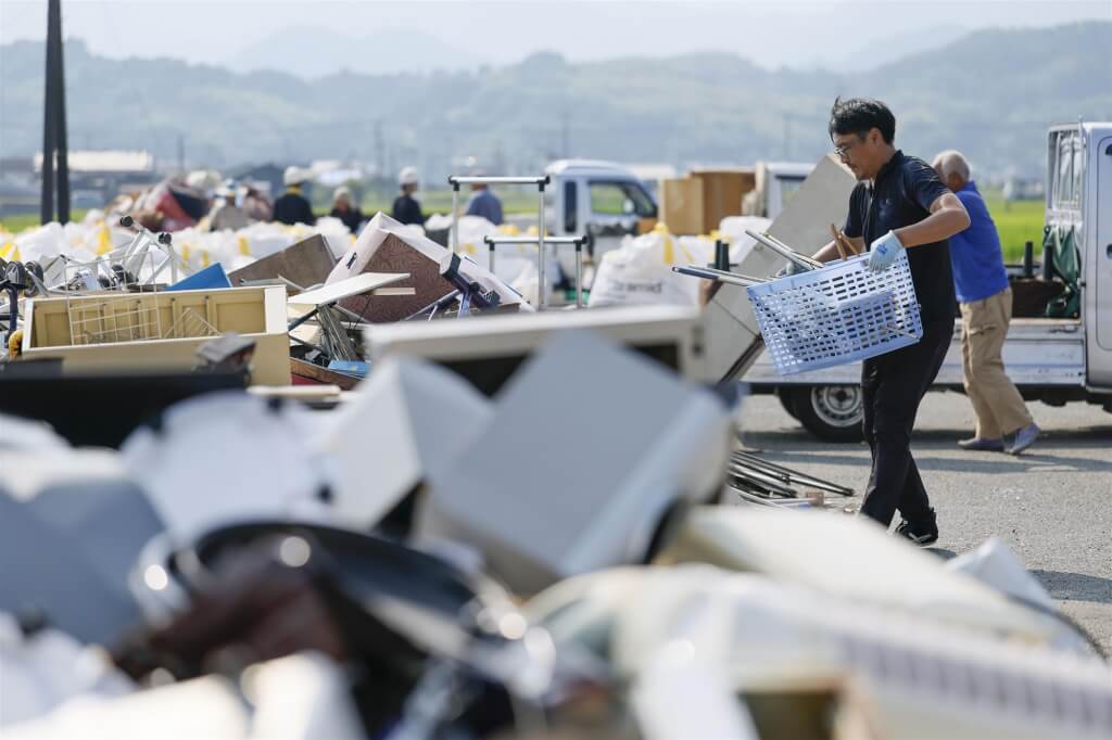 熊本強震滿一週 災民清理大量災害廢棄物