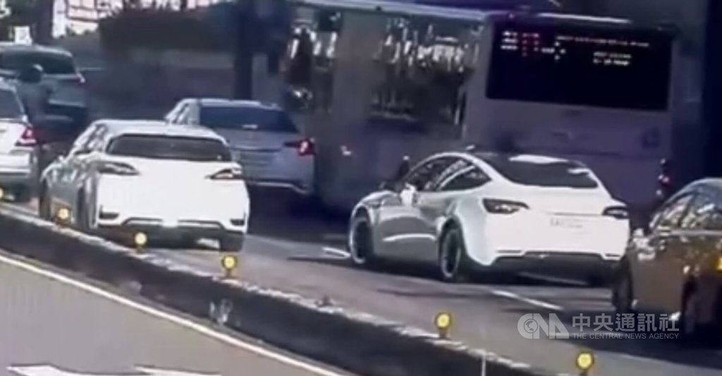 北市公車擦撞汽車爆爭吵 2駕駛檢驗都涉毒駕送辦