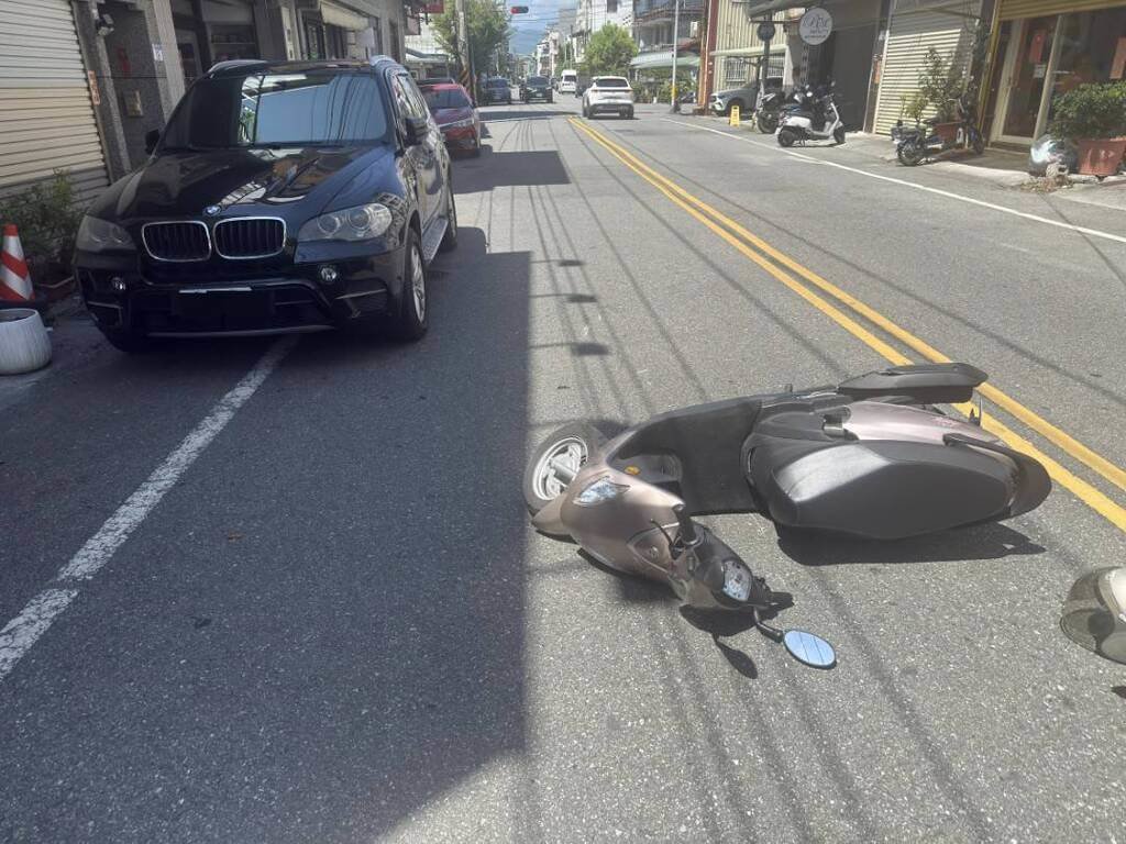 路邊停車開門撞倒機車騎士　男涉酒駕遭送辦