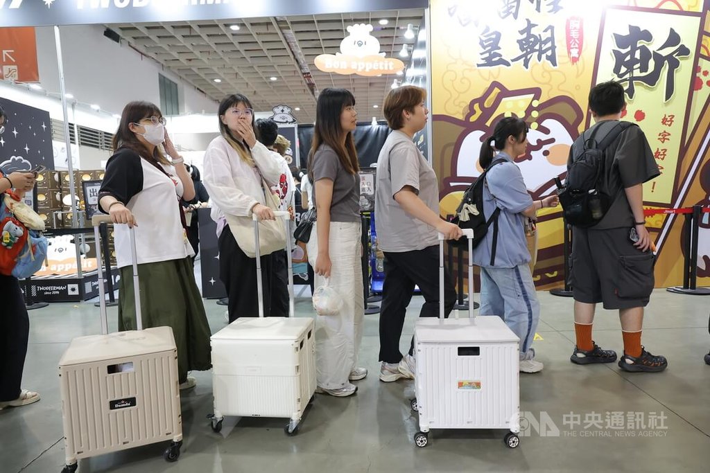 2026文博會　民眾帶行李推車搶購