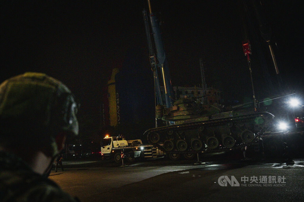 國軍罕見吊掛卸載M60A3戰車