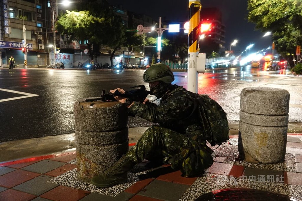 憲兵駐守民權大橋旁