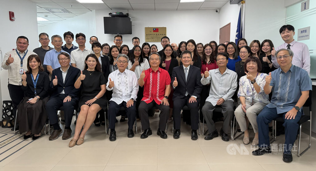 駐菲代表處新領務大廳揭牌　館員合影
