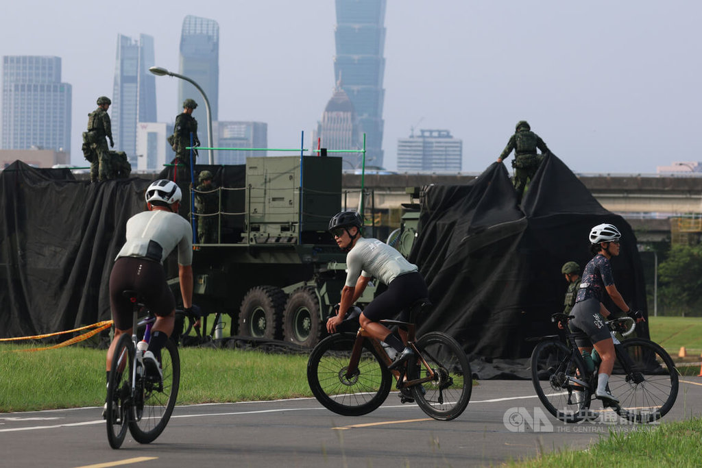 愛國者飛彈車移防台北河濱進駐戰術位置（2）