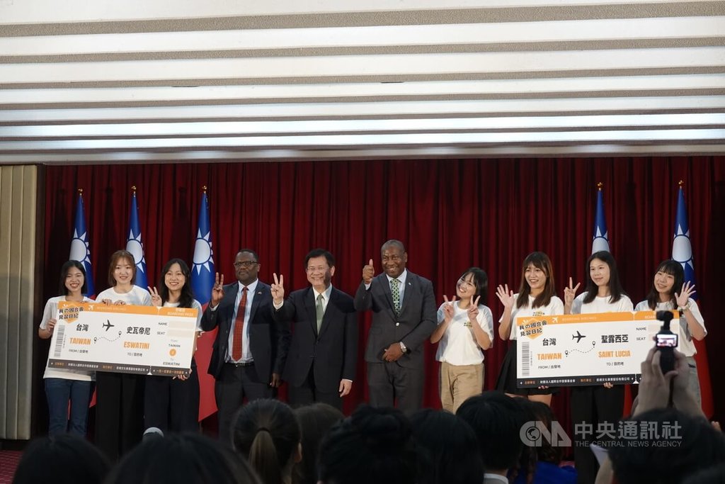 林佳龍為國合會校園大使授證
