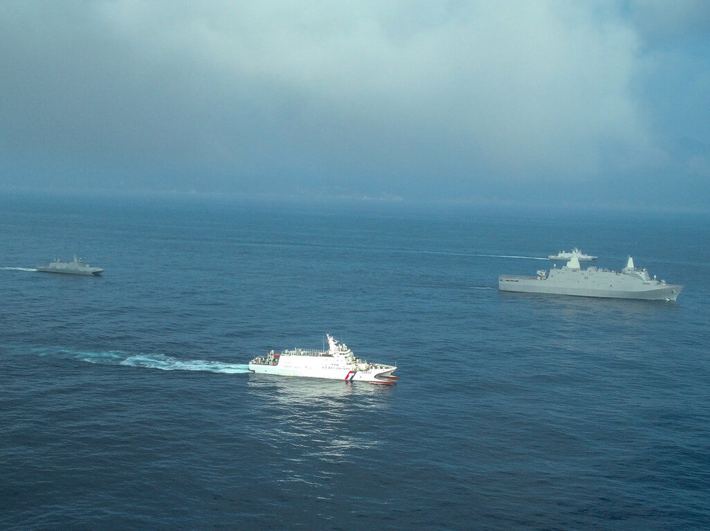 海軍、海巡首度實兵演練 玉山軍艦靠港戰略物資接轉