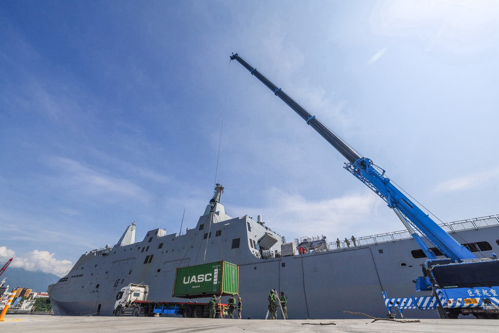 海軍玉山軍艦靠港　戰略物資接轉演練