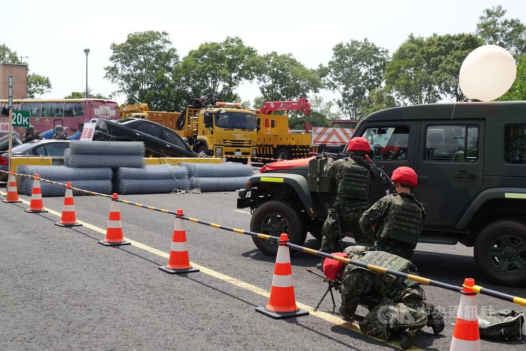雪山隧道封阻演練兩軍交戰