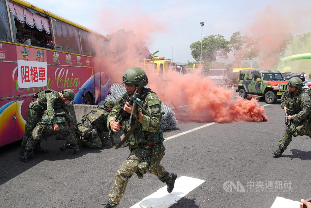 國軍官兵模擬雪隧交戰