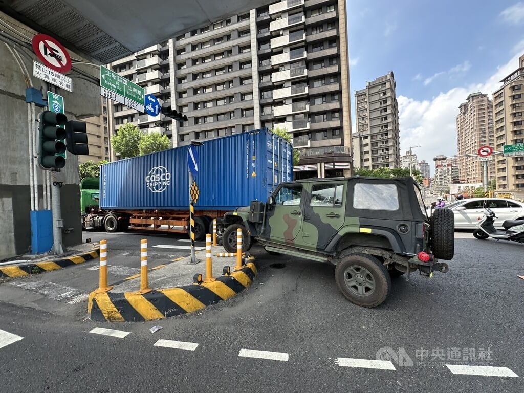 淡水軍車遭大貨車拖撞行人庇護島 車身受損無人傷