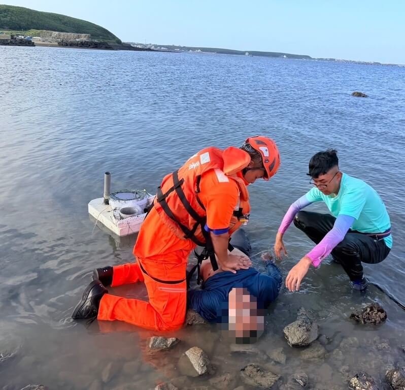 澎湖西嶼釣客落水　岸巡與消防合力搶救