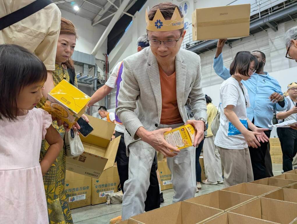 貿協攜安得烈辦童樂會 400人包食物箱送弱勢家庭