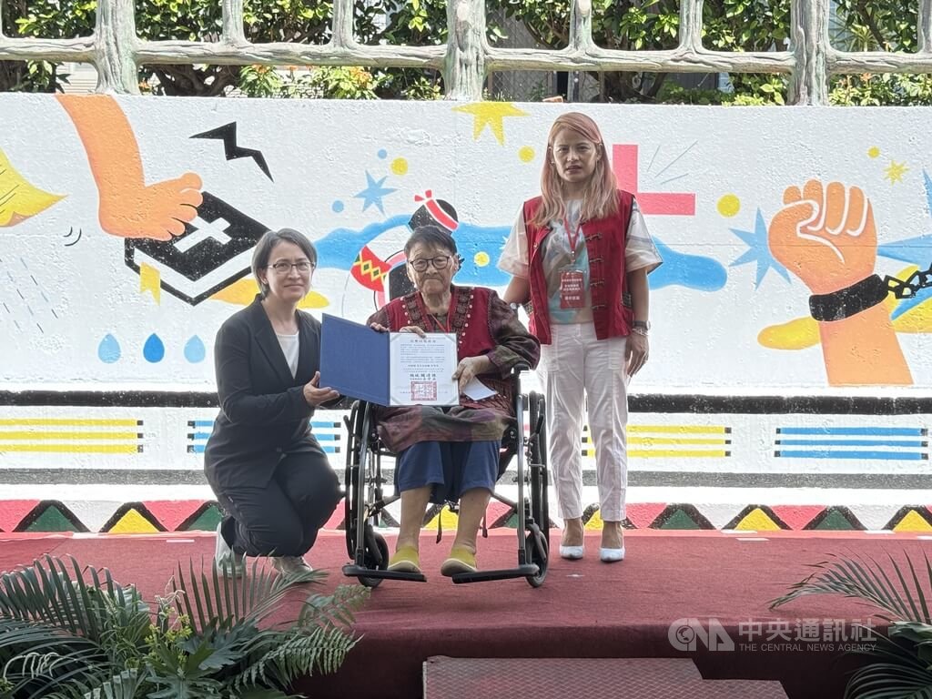 副總統頒名譽回復證書　受難者遺孀朱日妹代表接受