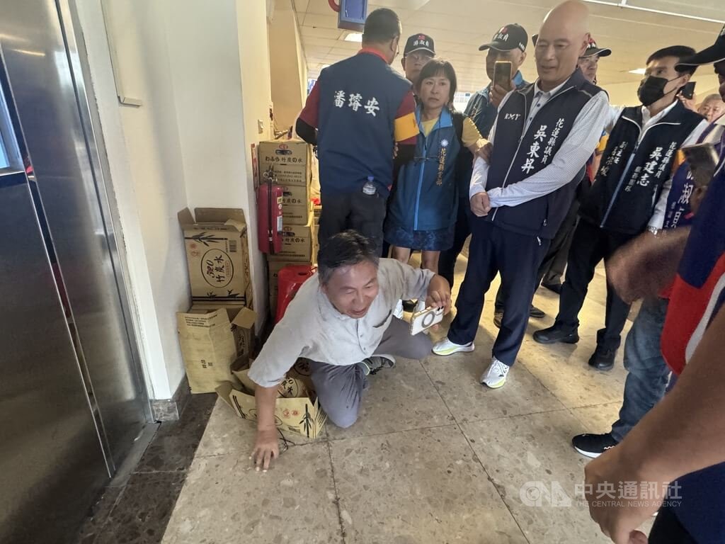 國民黨花蓮辦造勢　場外爆推擠