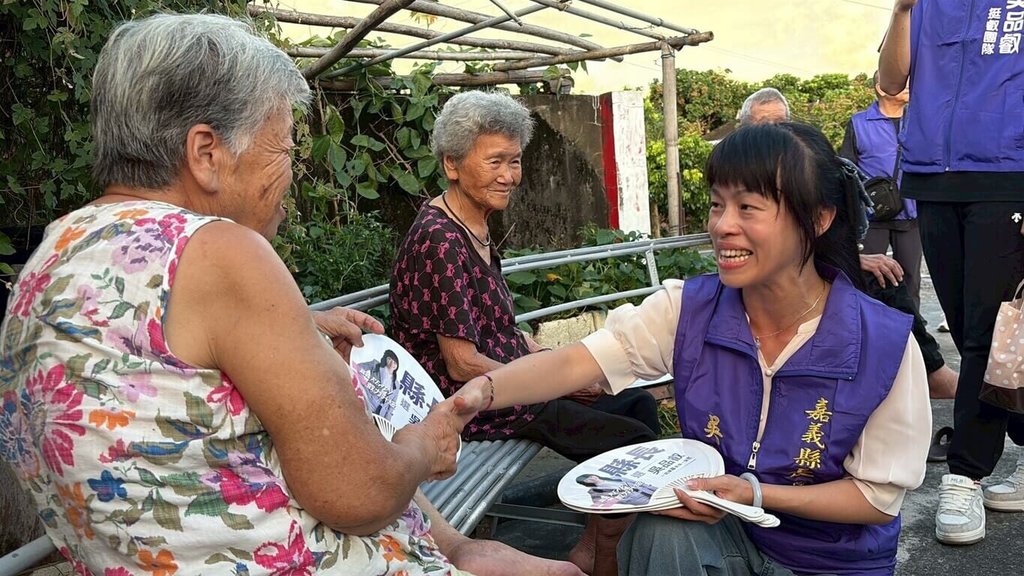 吳品叡拜訪選民必備扇子