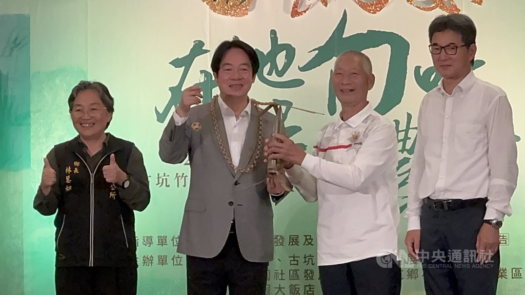 竹藝大師郭守發贈總統『蜓』好台灣