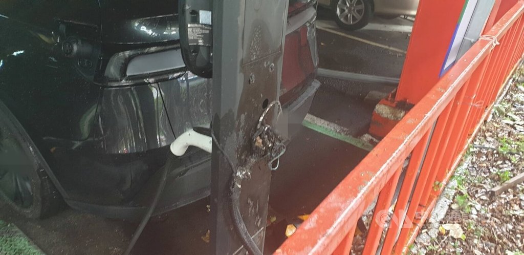 北市建國高架橋下停車場火警 電動車充電樁起火