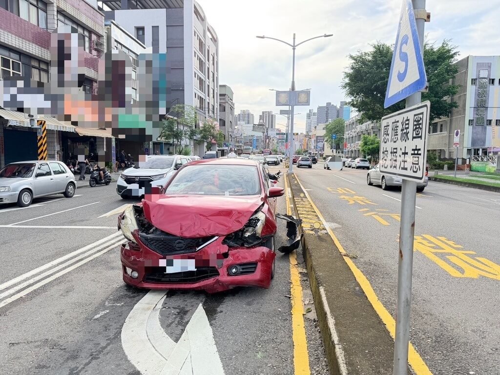 高雄男涉毒駕闖紅燈　釀4車受損、3人送醫