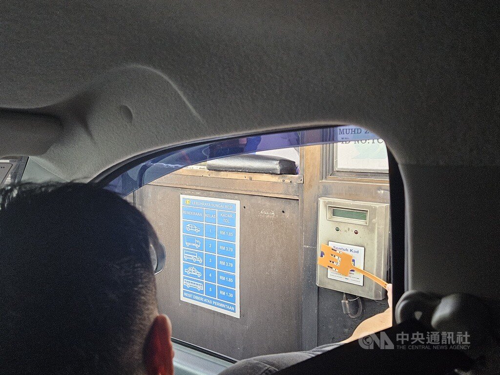 「蒼蠅拍」伸縮桿 不能不知的馬來西亞駕駛文化