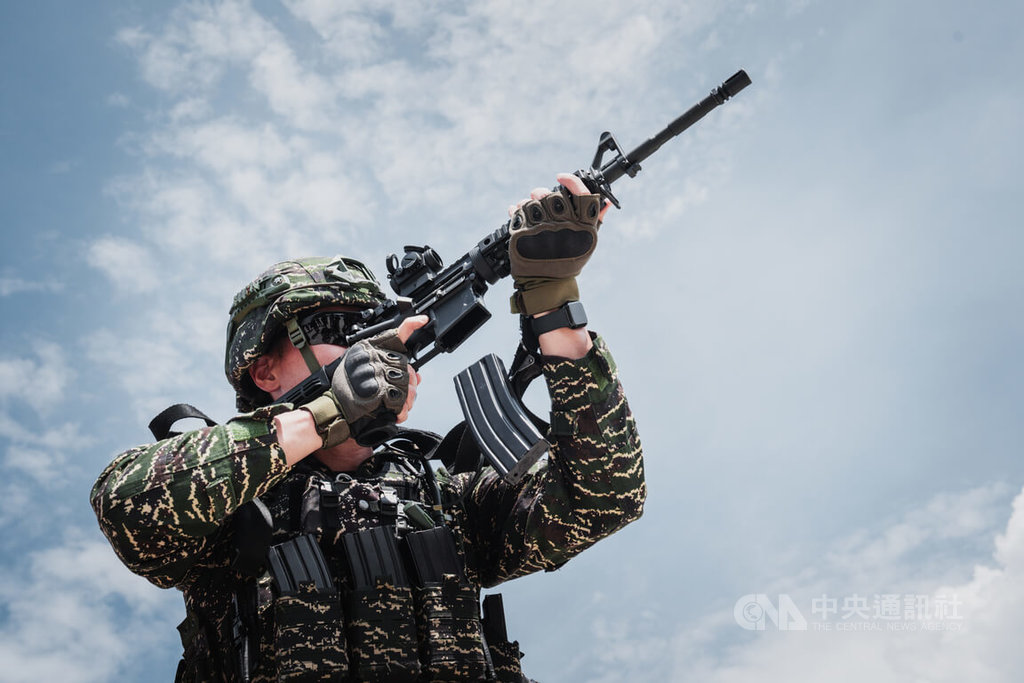 陸戰隊官兵穿著新式背心　執行戰術動作更順暢