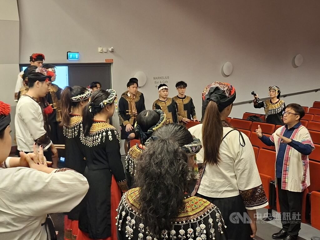 高雄尼布恩合唱團指揮陳俊志