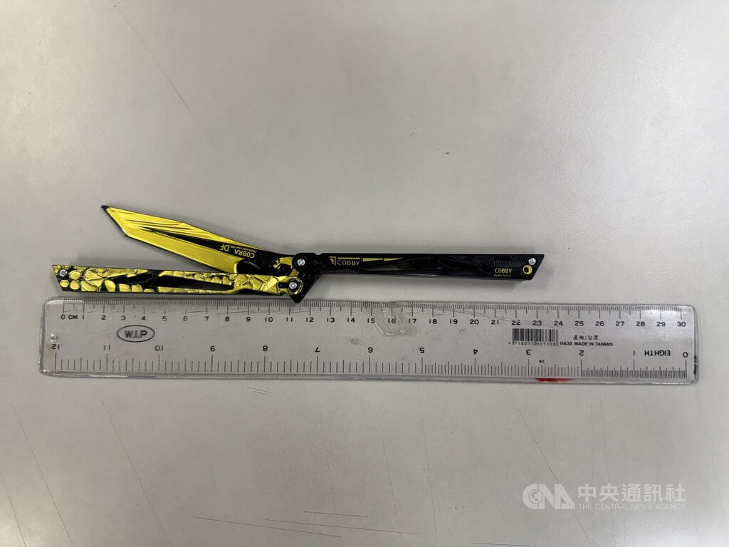 北捷明德站青少年把玩塑膠折疊刀 警方移送裁處