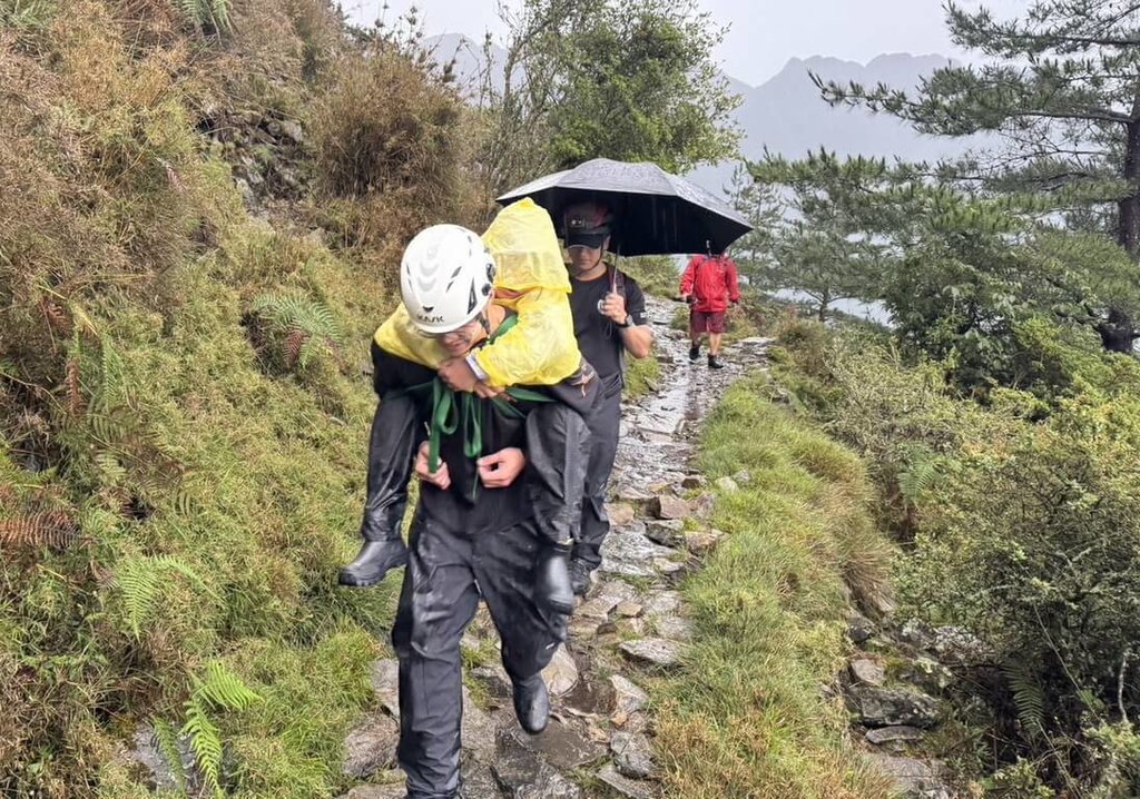 10歲女童登玉山虛脫 救援人員背負送醫