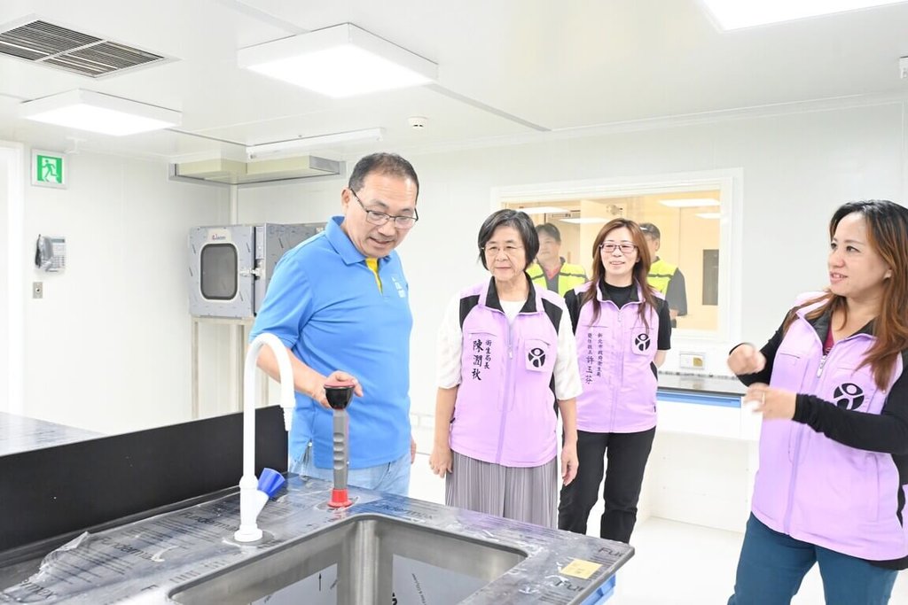 新北打造重陽實驗室把關食安　侯友宜視察