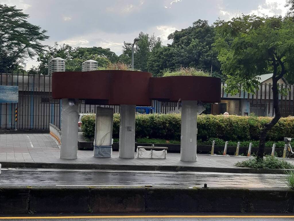 議員批百萬公共藝術候車亭狀況多 北市:驗收前改善