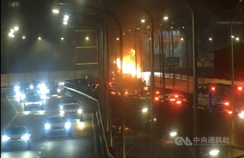 北市市民高架火燒車 小貨車駕駛及時逃生