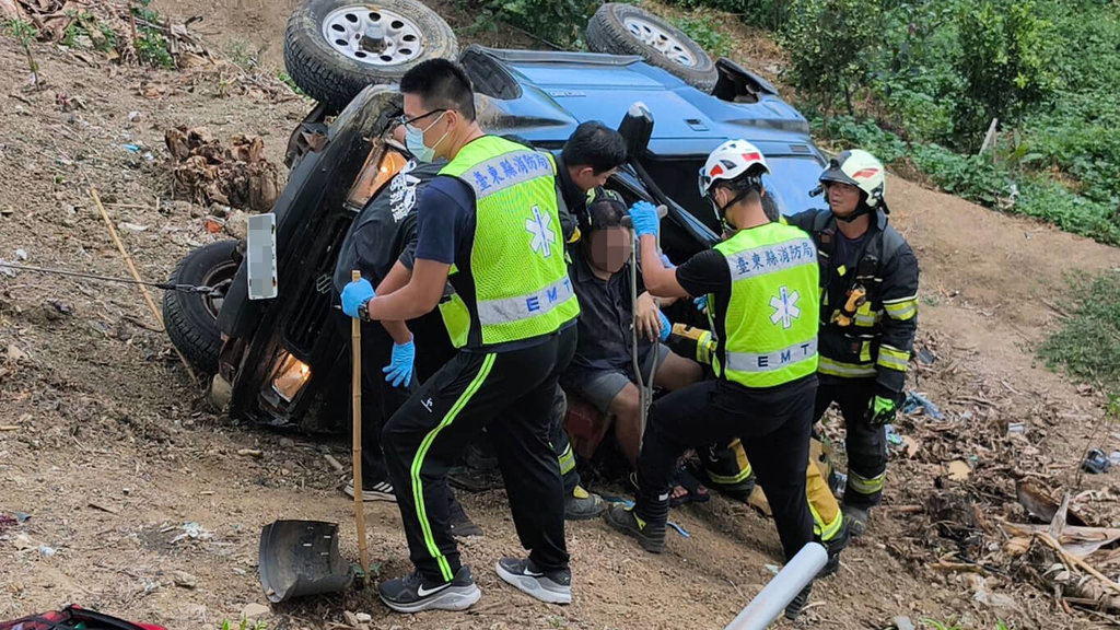 台東卑南疑車輛暴衝 撞破圍牆再衝卡邊坡父亡子傷