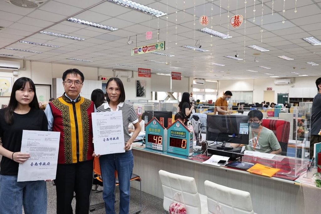 台南買方祺、石亞欣母女　全國首2位西拉雅族人完成身分登記