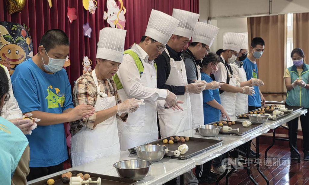 澎湖魔豆小舖中秋新品亮相　府會籲認購挺公益