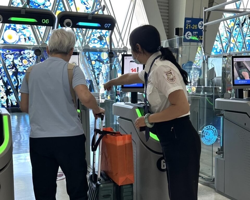出國人潮增 高雄機場啟用親子櫃檯、自動通關升級