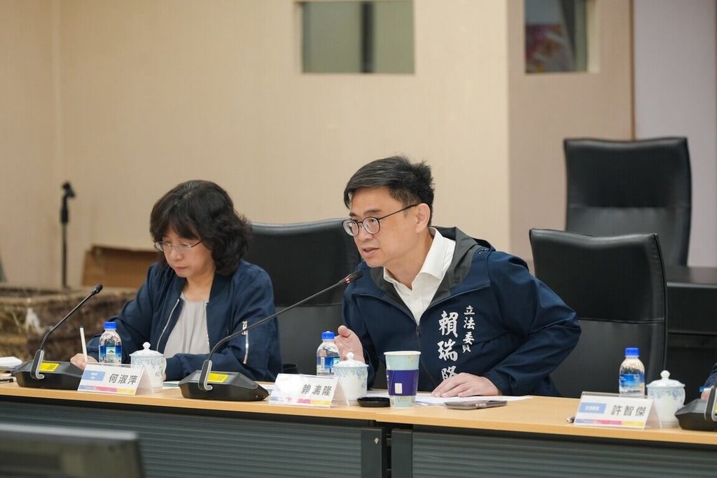 賴瑞隆考察高雄機場 提3階段計畫打造國際新門戶 賴瑞隆考察高雄機場 提3階段計畫打造國際新門戶