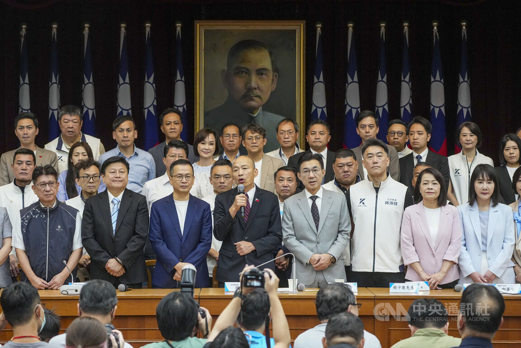 說歷史陪爸媽首映會 藍白大咖齊聚立院互動引關注