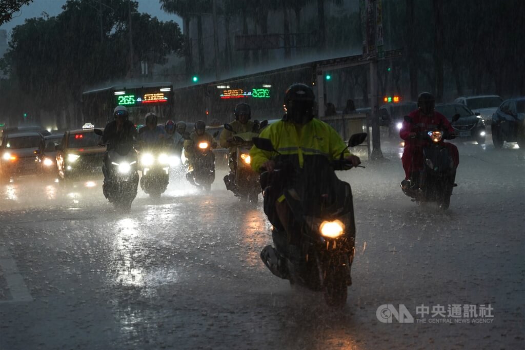 24日前防豪雨 颱風沙德爾北轉或往南路徑分歧大