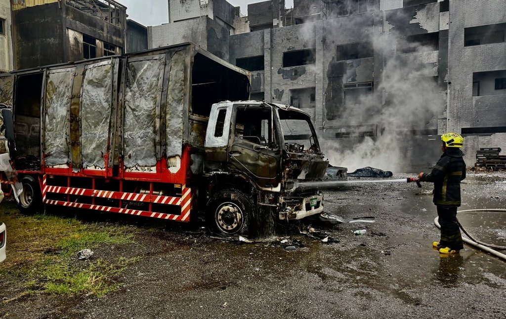 台南安南區空地廢棄物起火爆炸多人受傷