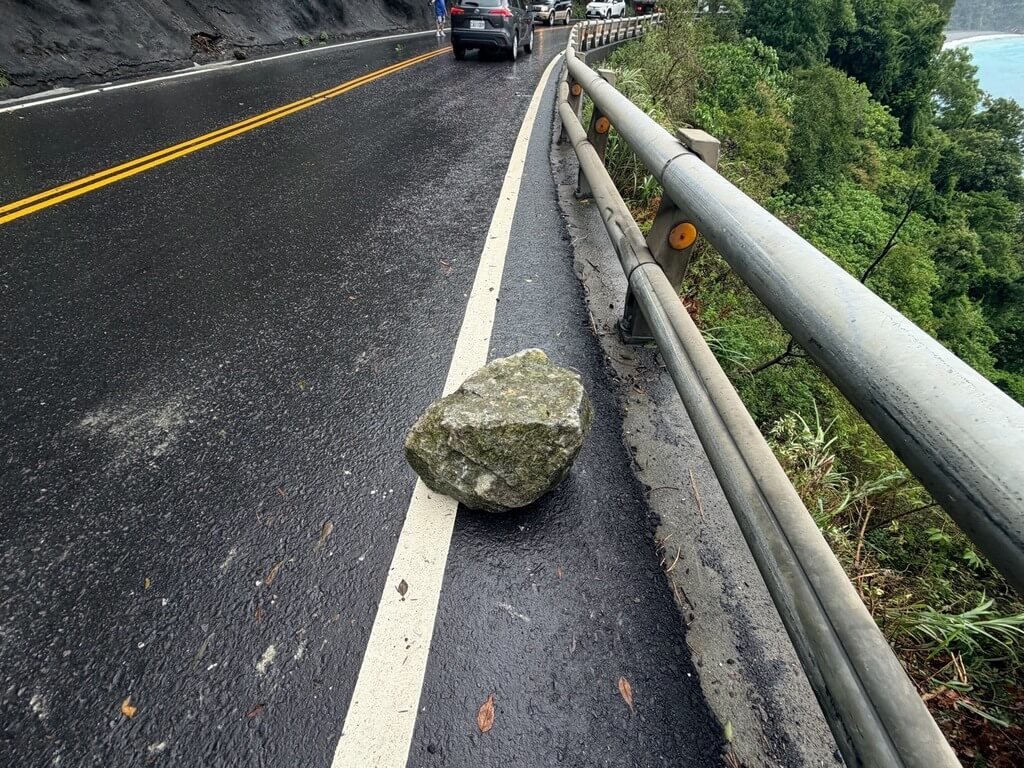 蘇花公路落石砸車　幸無人傷（2）