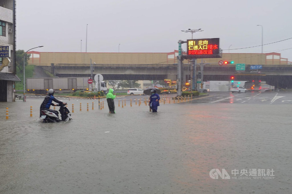 台南雨勢整夜未歇地漥區積淹水 國1仁德交流道北上入口一度封閉