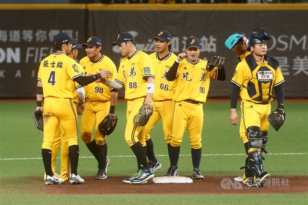 兄弟打線發揮勝獅 陳俊秀傷退平野惠一談一壘競爭