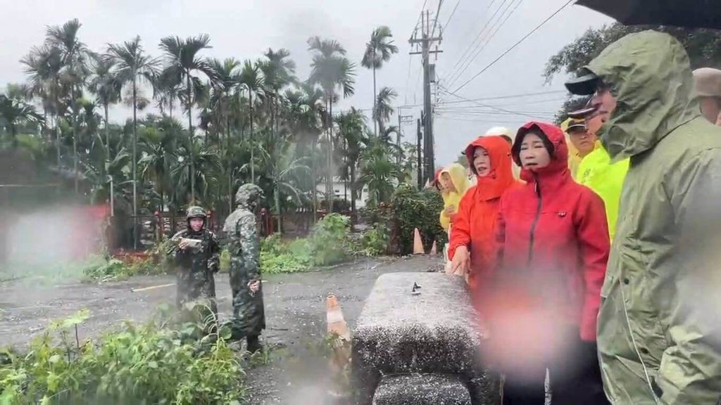 屏東多處道路積淹水 周春米視察治水工程
