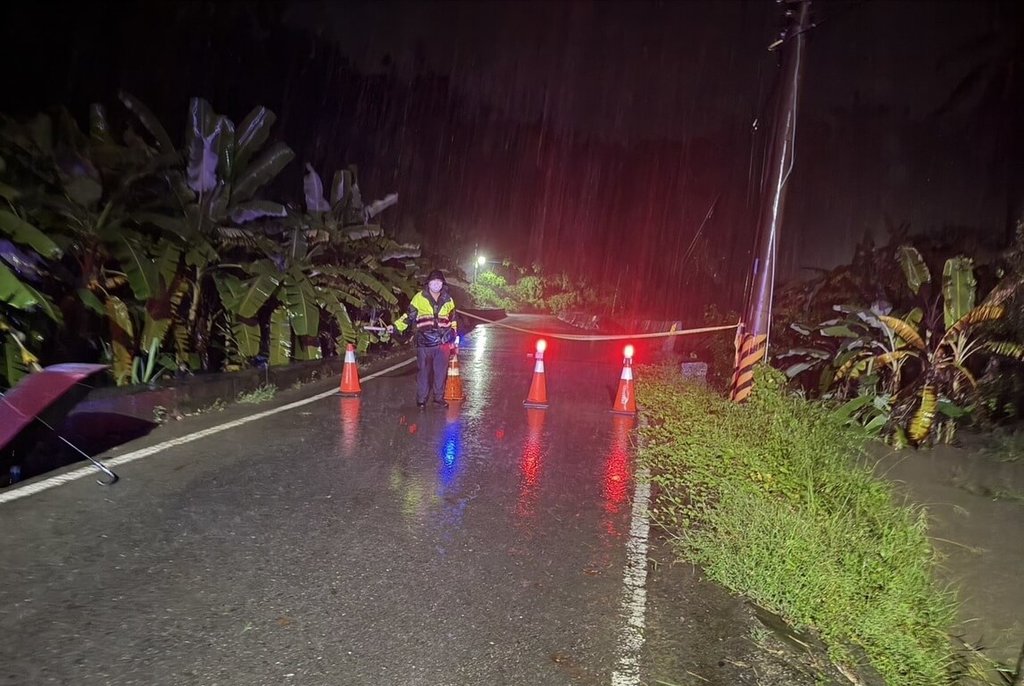 高雄田寮內安道路遭土石淹沒 30多名住戶受困均安