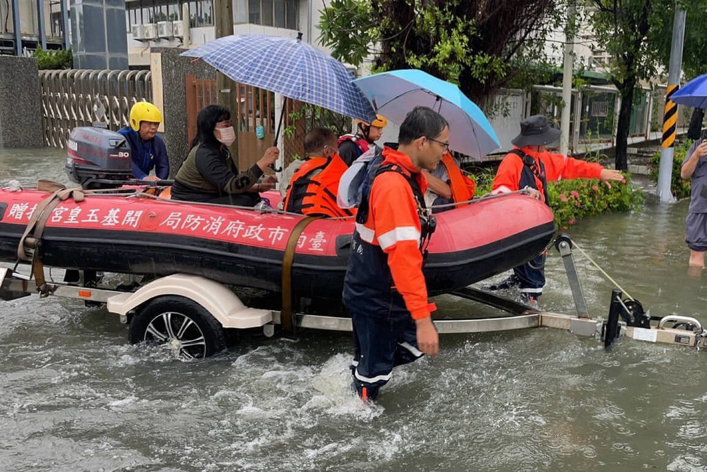 台南安南醫院外道路積水 消防局橡皮艇助接駁 台南安南醫院外道路積水 消防局橡皮艇助接駁