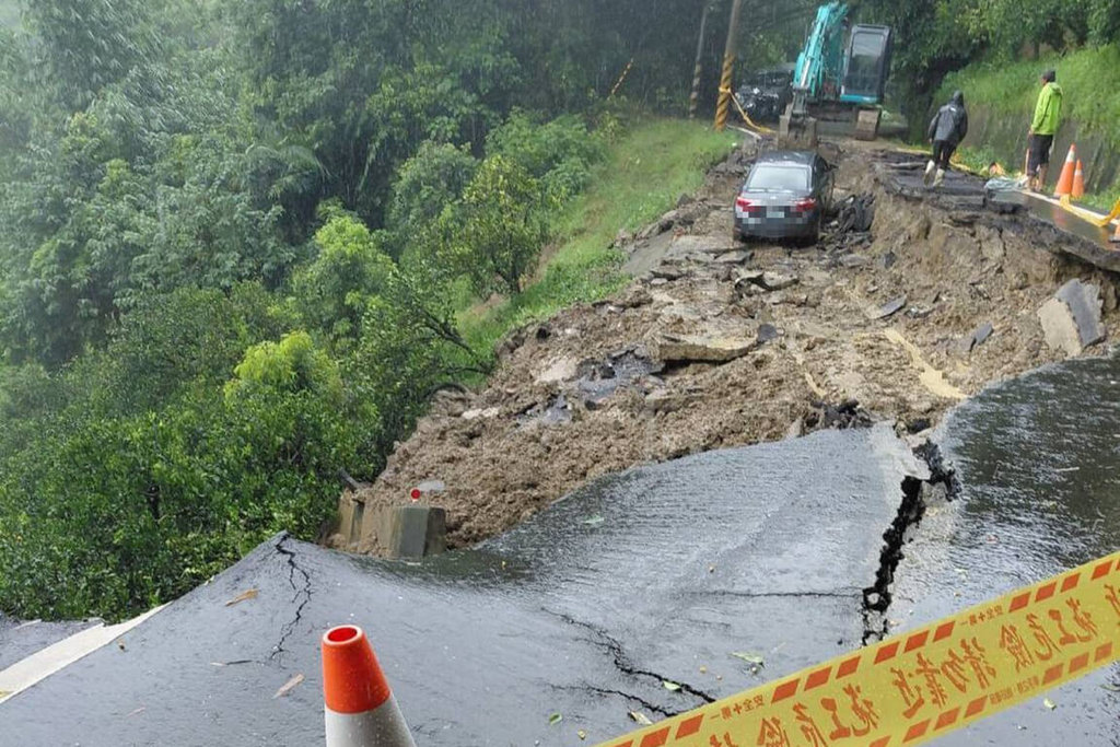 台南六甲雨後道路崩塌　自小客車誤入險滑落邊坡